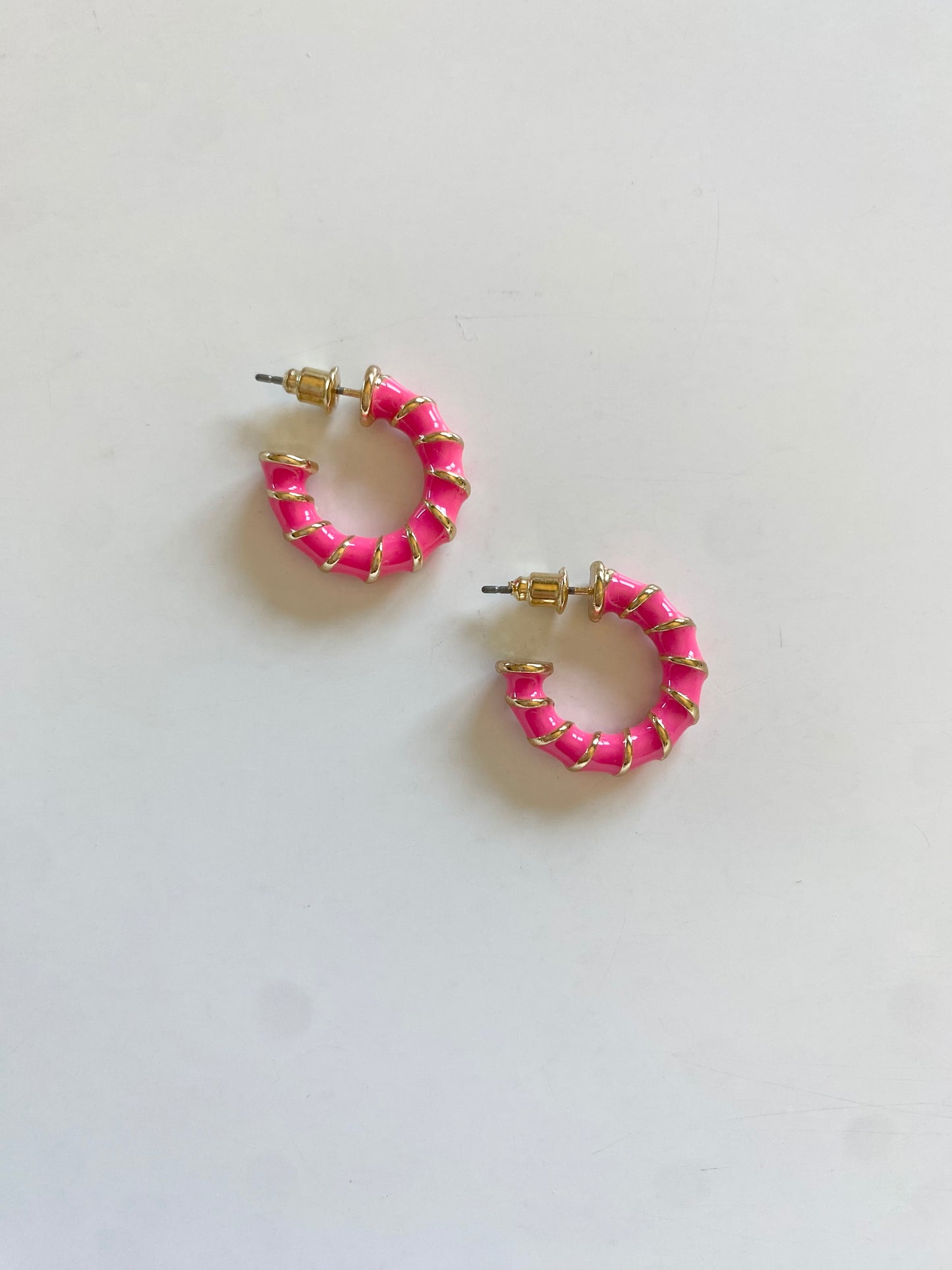 Mini hoop earring with gold stripes