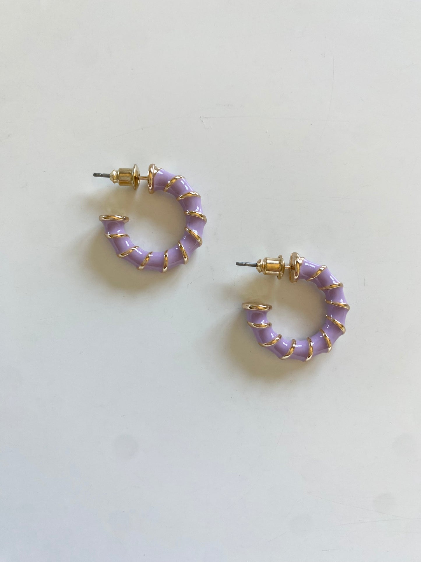 Mini hoop earring with gold stripes