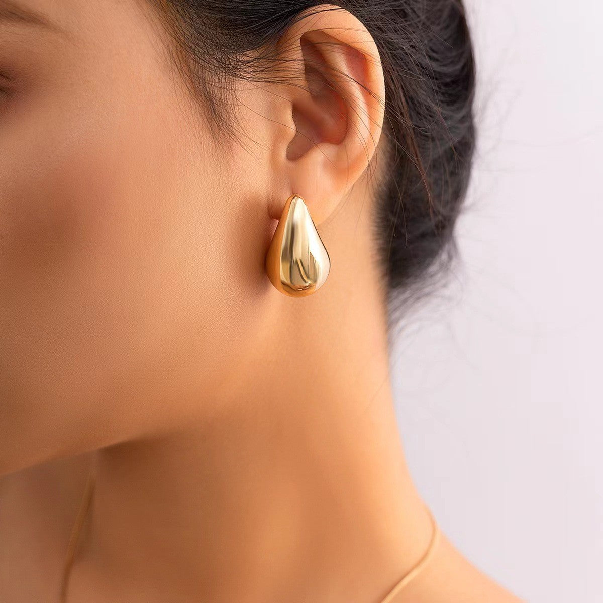 Gold teardrop earring